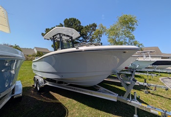 2026 Robalo R232 Explorer Boat